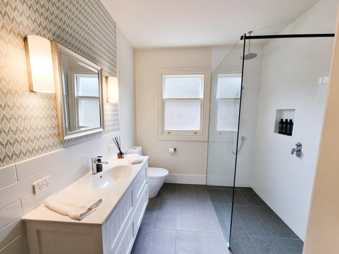 Bathroom 4, Anlaby Station, Light