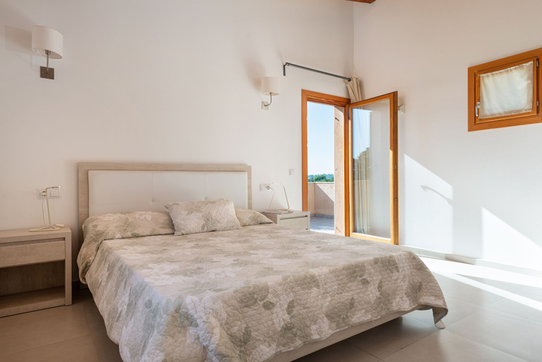 Room 2, Es Regalo P Rgola, Baleares