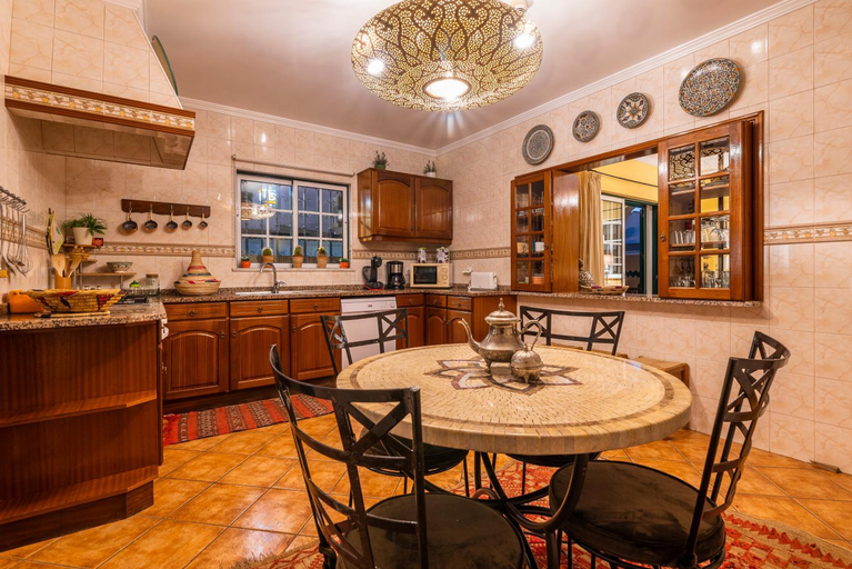 Food & Drinks 4, Riad Serpa Gale - Luxury, private pool, AC, wifi, 5 min from the beach, Albufeira