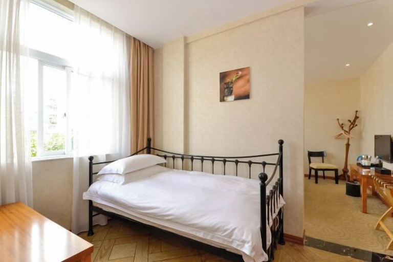 Bedroom 3, Cloud Hening and Manhua Hotel, Lishui
