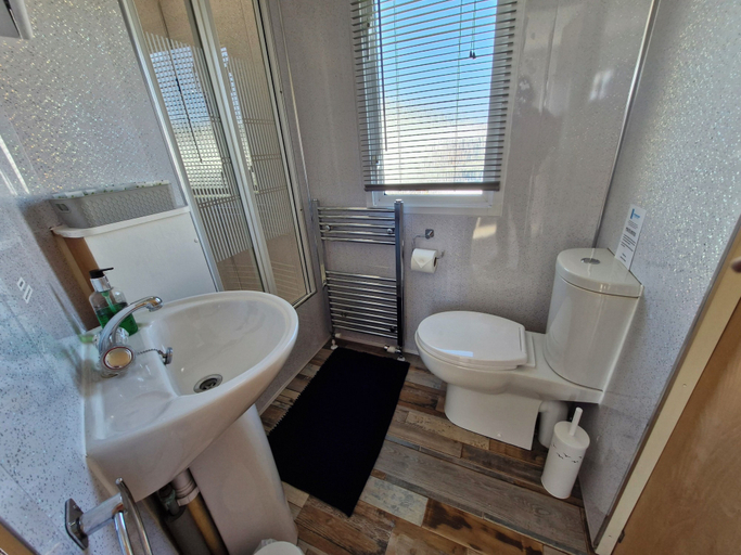 Bathroom 4, Driftwood Cabin Dog Friendly - Anderby Creek, Lincolnshire