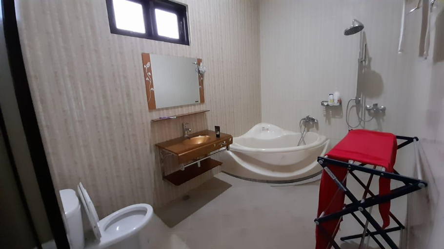 Bathroom, The Inggil villa, the best view in Batu city, Malang