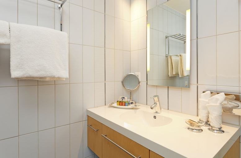 Bathroom 4, Hotel Eden Spiez Swiss Quality, Niedersimmental