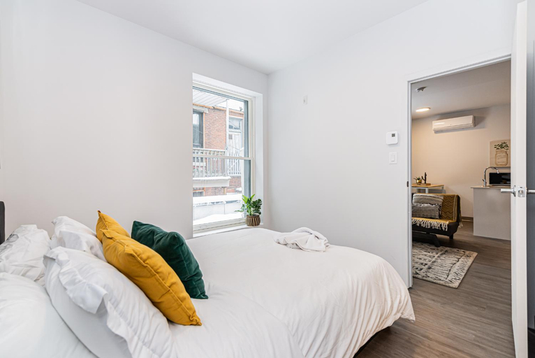 New and Perfectly Located 1 Bedroom Apartment by Den Stays, Montréal