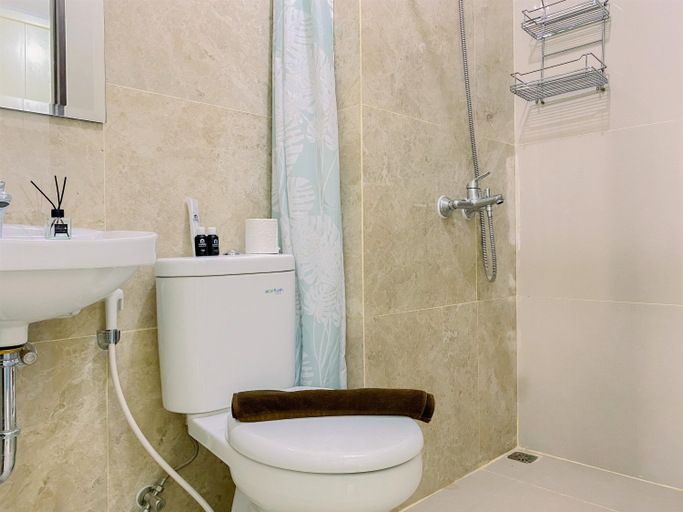 Bathroom 5, Good and Homey Studio Apartment at Transpark Cibubur By Travelio, Depok