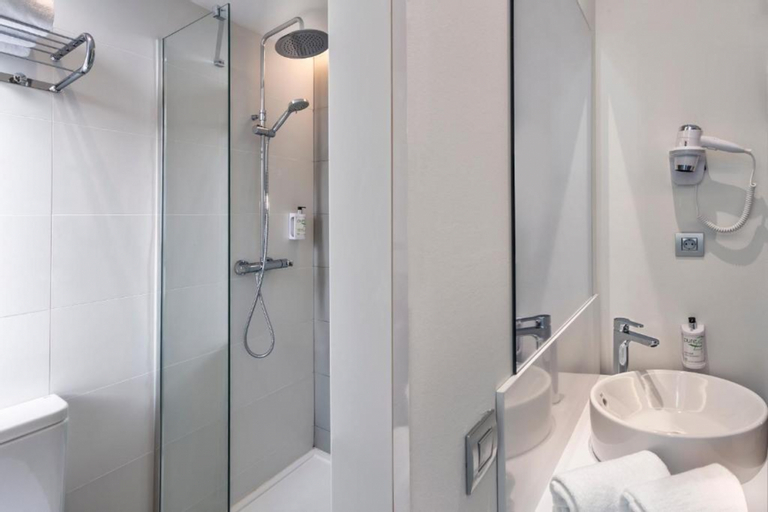 Bathroom, B&B HOTEL Tarragona Centro Urbis, Tarragona