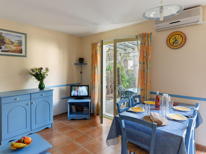 Dining 4, Provencal-style Maisonette With Communal Pool, Gard