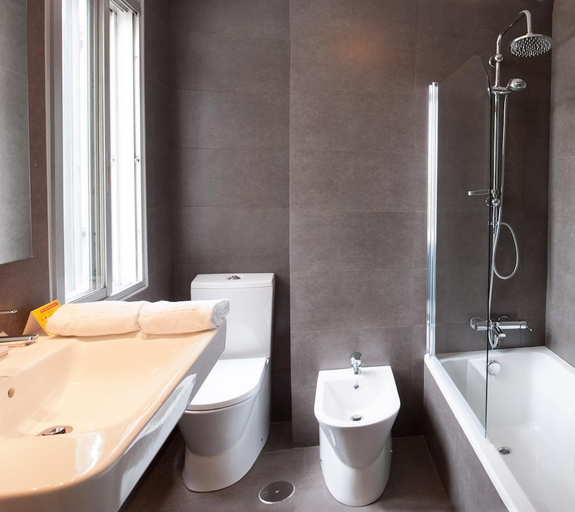 Bathroom 4, Hotel Universal, A Coruña