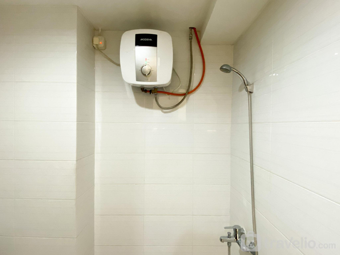 Bathroom 2, Warm Stay Studio Grand Dhika Jatiwarna By Travelio, Bekasi