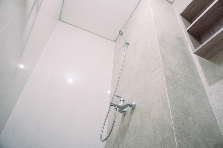 Bathroom 5, Comfortable and Homey 2BR at Transpark Bintaro Apartment By Travelio, South Tangerang