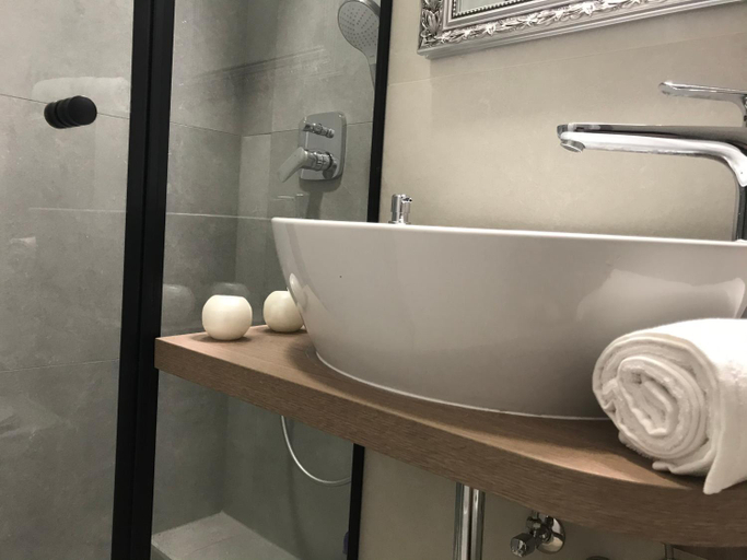 Others 2, Central Park Residence, Split