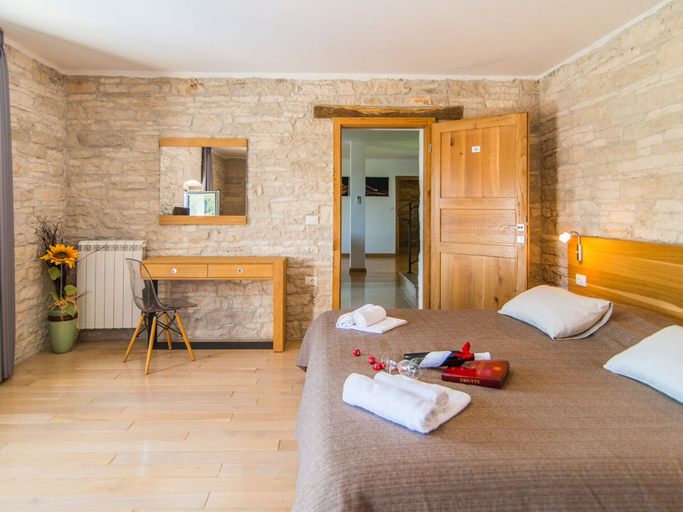 Bedroom 2, Stunning Villa in Kringa With Swimming Pool, Tinjan