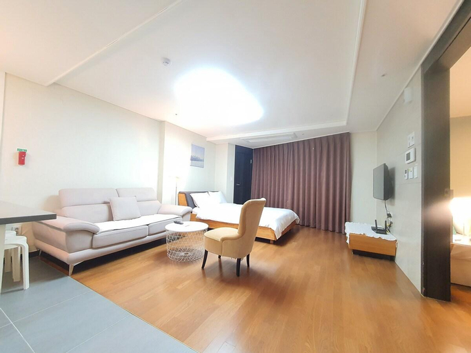 Luxury #넷플릭스#멋진해운대오션비치뷰#해변코앞#벡스코#더베이101#햇살좋은방1거실1, Haeundae
