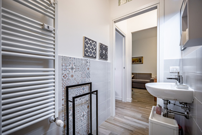 Bathroom 5, YiDCefalonia, Florence