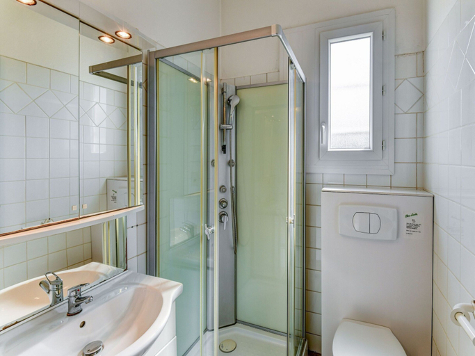 Bathroom 3, Gite in a holiday park with swimming pool, Charente-Maritime