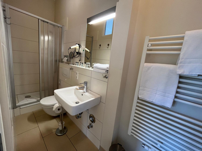 Others 4, Hotel Hubertusburg, Rostock