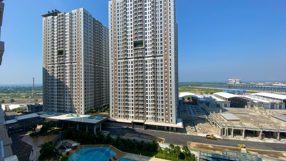 Exterior & Views 2, Spacious and Comfy 2BR Combined at Tokyo Riverside PIK 2 Apartment By Travelio, Tangerang