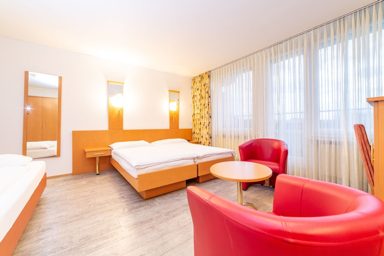 Bedroom 1, Hotel Alexander, Basel