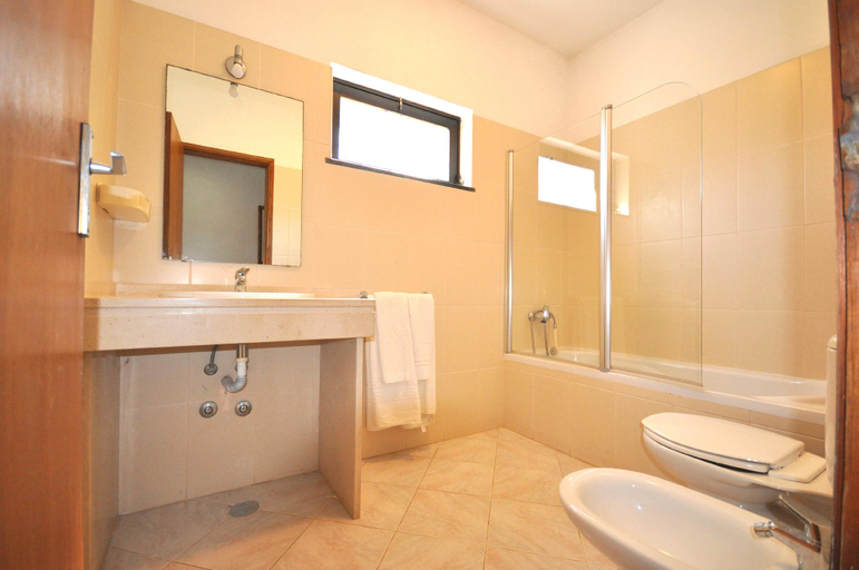 Bathroom 4, Close to amenities, free air conditioning and wi-fi, Loulé