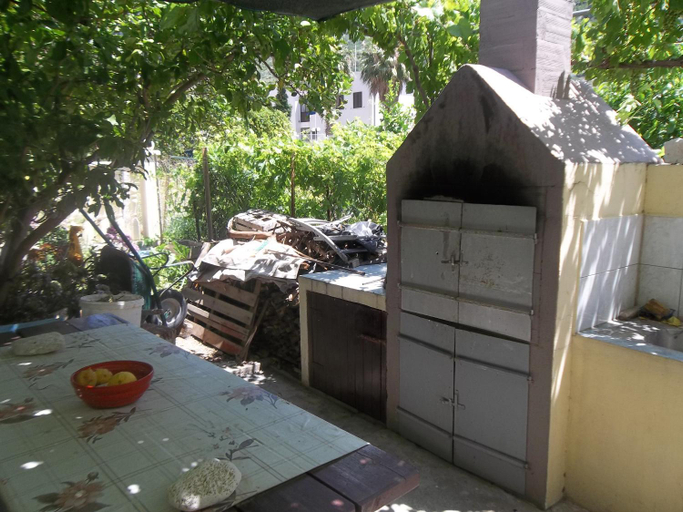 Others 2, Apartman Antica, Komiža
