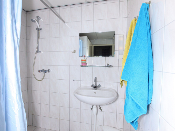 Bathroom 2, Well-kept Bungalow With Fireplace Near Valkenburg, Valkenburg aan de Geul