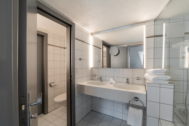 Bathroom 3, Hotel Stockalperhof, Brig