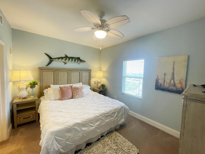 Bedroom 1, Laketown Wharf 1902, Bay