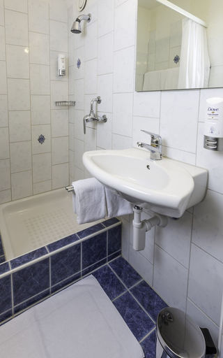 Bathroom 3, Apart-Hotel Zurich Airport, Bülach