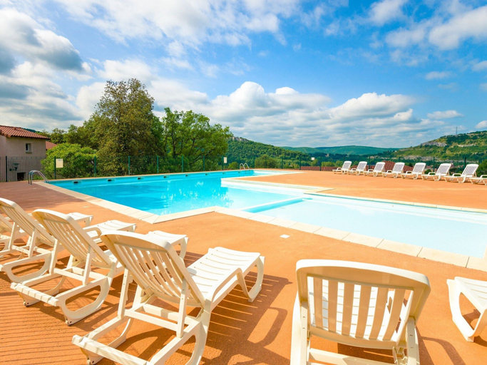 Pool 5, Holiday Home With a Terrace Near River Lot, Lot