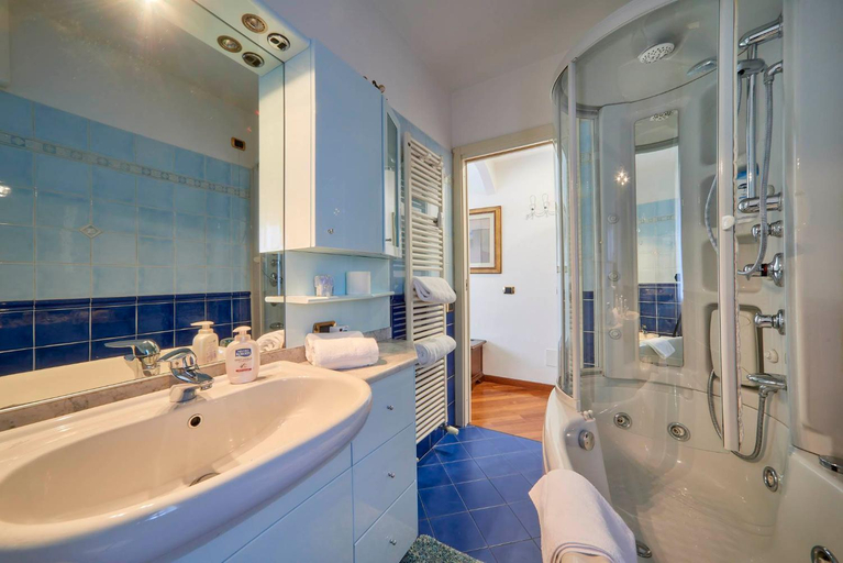 Others 3, tosca house 2, Lecco