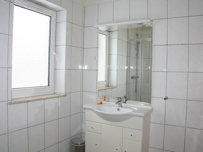 Bathroom 3, Bungalow in Eifel Near Forest and Mountains, Vulkaneifel