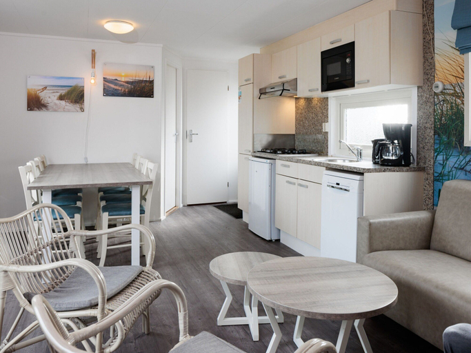 Private kitchen, Chalet by North Sea Beach & Nature Trails, Veere