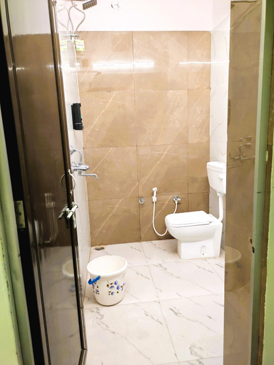 Shower, Yellow Homestay - Modern 2BHK AC stay, Jabalpur
