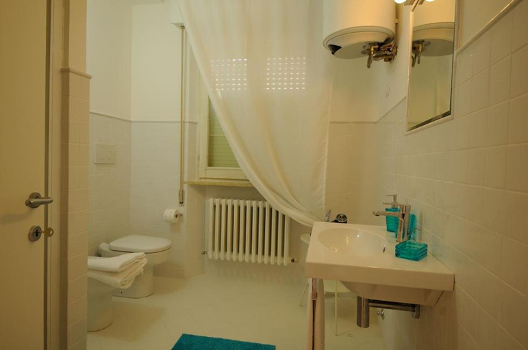 Bathroom 2, Baiadelconero, Ancona