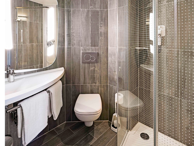 Bathroom 4, ibis Baden Neuenhof, Baden