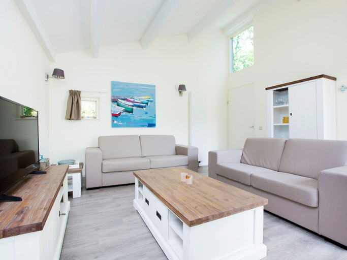 Living area 4, Restyled Holiday Home with Fireplace near Beach, Den Haag