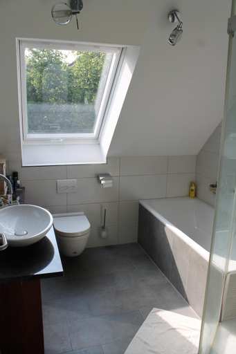 Bathroom 10