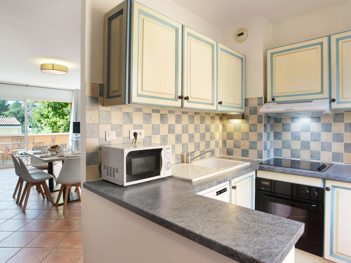 Private kitchen 5, Apartment in Greoux-les-bains Near Lakes, Alpes-de-Haute-Provence