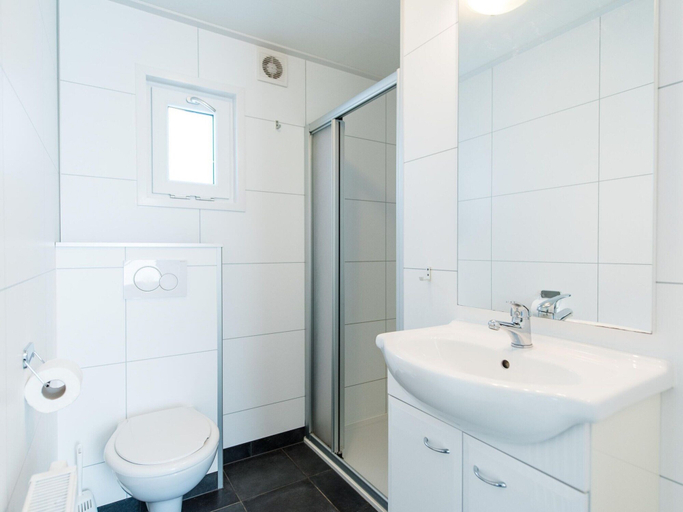 Bathroom, Comfortable Chalet With Dishwasher, Near the Beach, Ameland