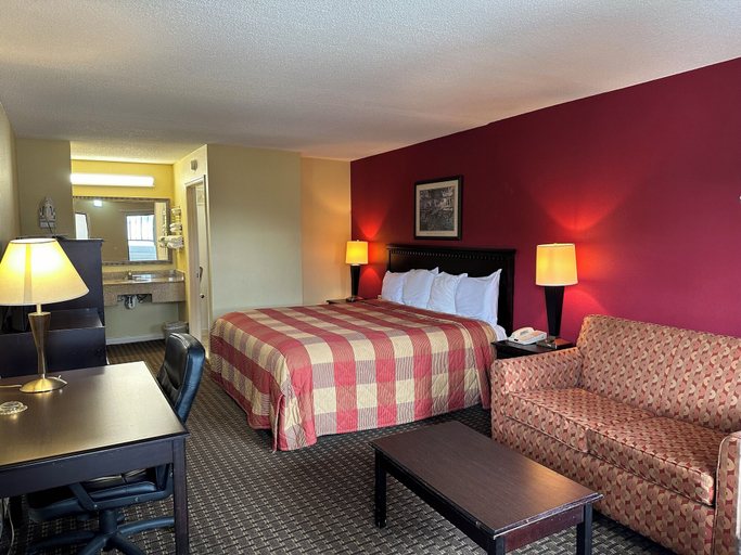 Bedroom 3, Royal Inn, Calhoun