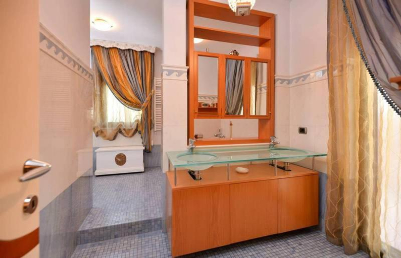 Others 3, B&B Guarini, Bari