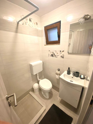 Bathroom 3, ELA i GABI, Omišalj