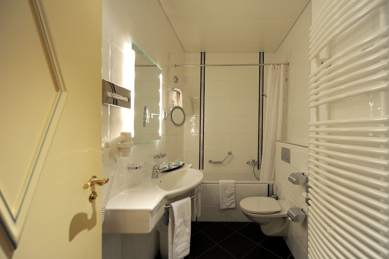 Bathroom 4, Hotel Victoria, Lausanne