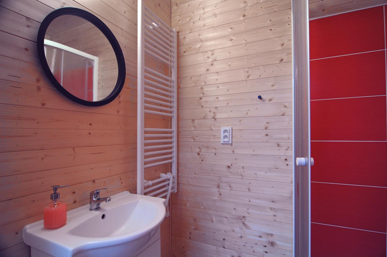 Bathroom 2, Jurty v Sadu, Nymburk
