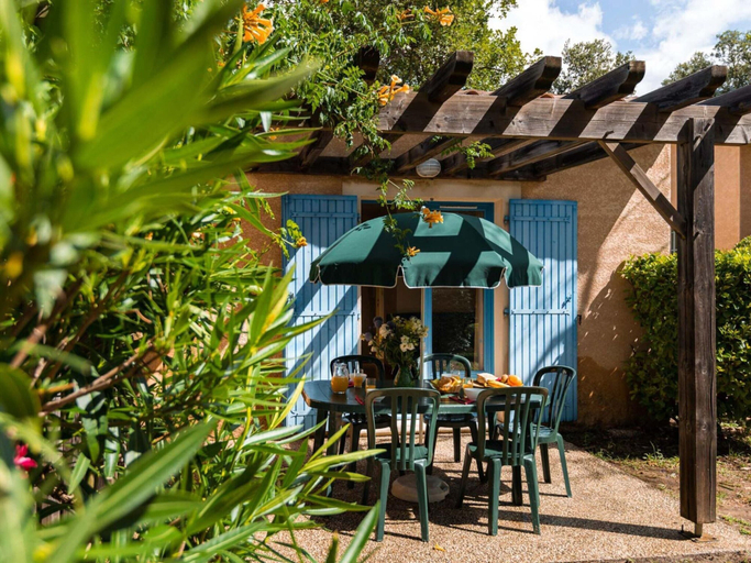 Dining 3, Provencal-style Maisonette With Communal Pool, Gard