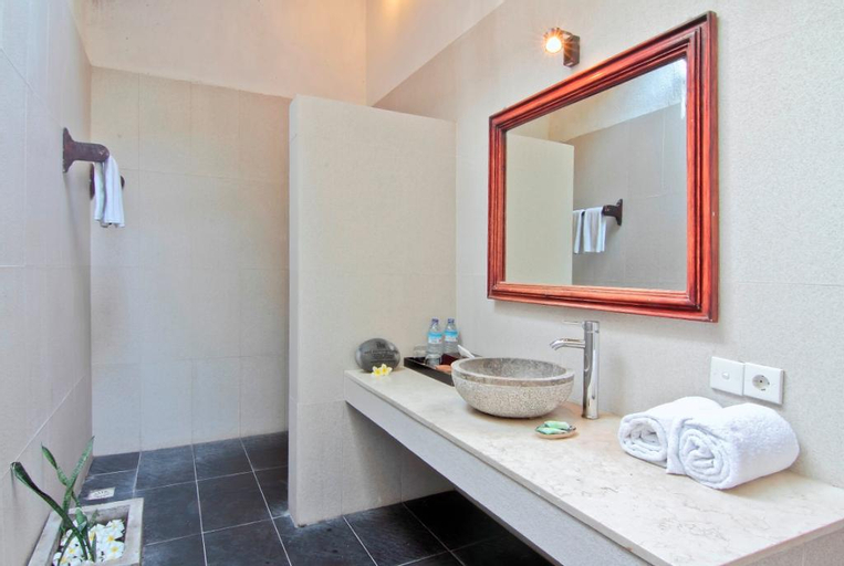 Bathroom 13
