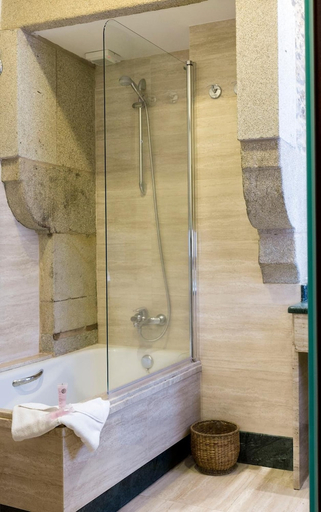Bathroom 5, Rua Villar, A Coruña