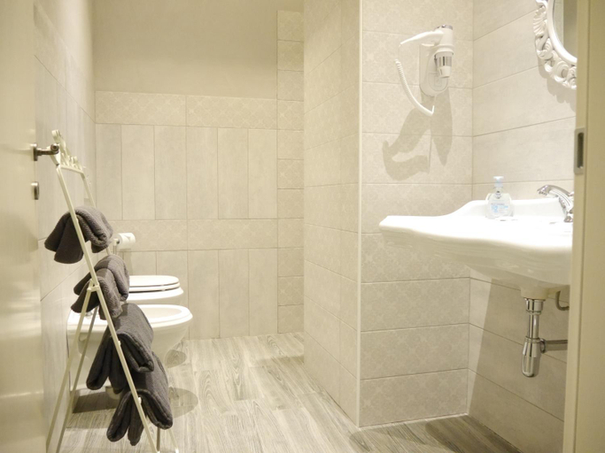 Bathroom 4, B&B L'Ortodellerose, Cuneo