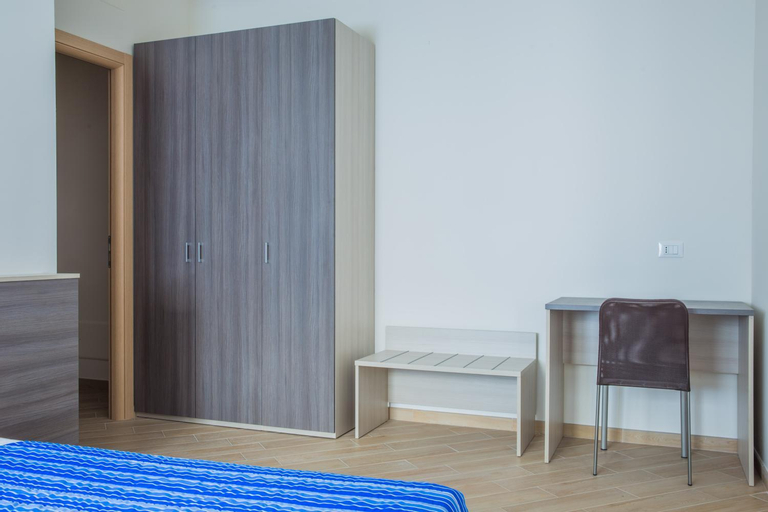 Bedroom 1, Family Apartment London, Verona