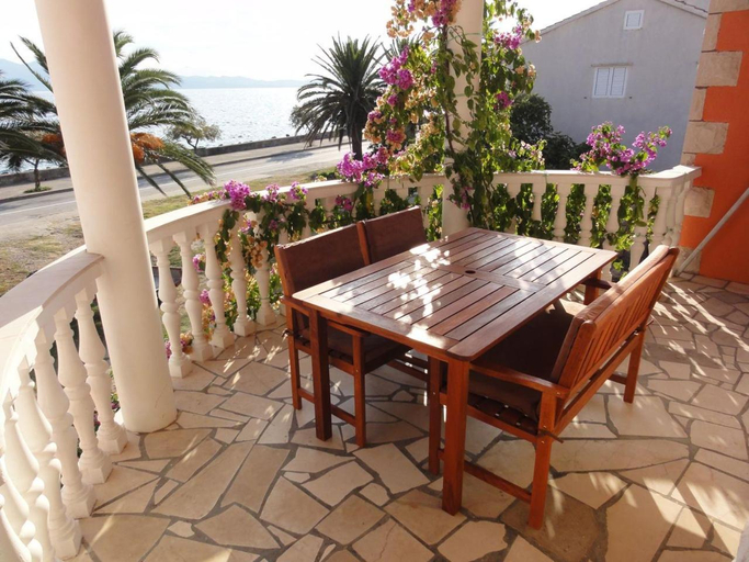 Others 4, Apartmani Pavlovic, Sućuraj